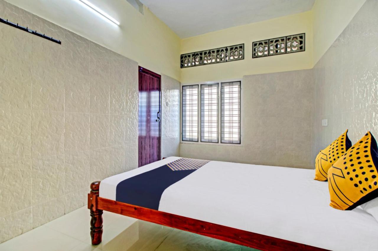 Spot On J P Tourist Home Kollam Exteriér fotografie