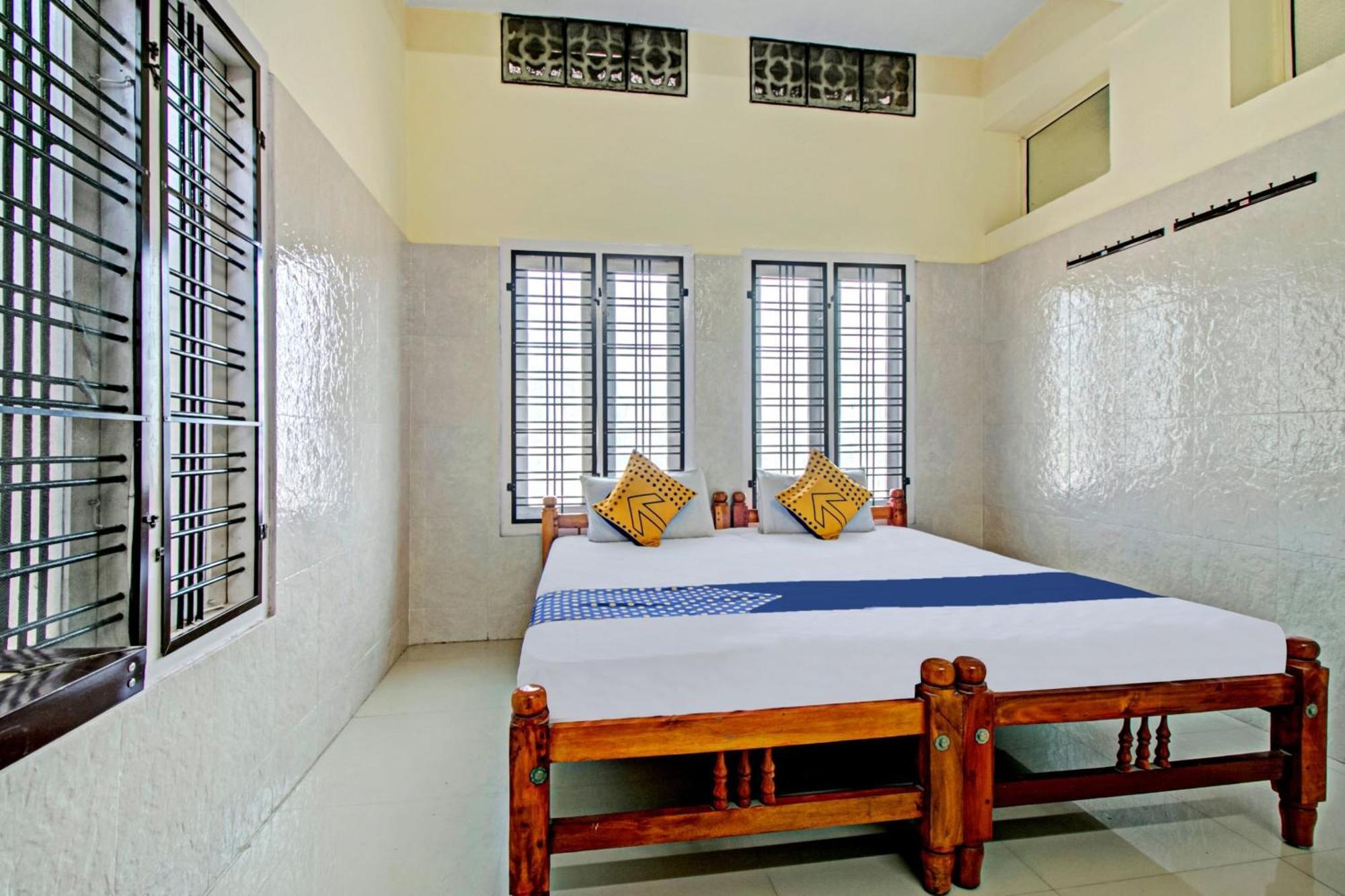 Spot On J P Tourist Home Kollam Exteriér fotografie